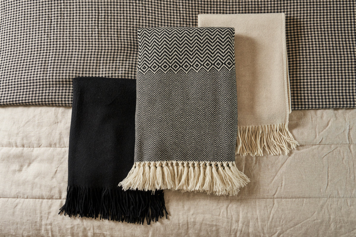 ALONPI BLACK AND ECRU GEOMETRIC PATTERN CASHMERE THROW