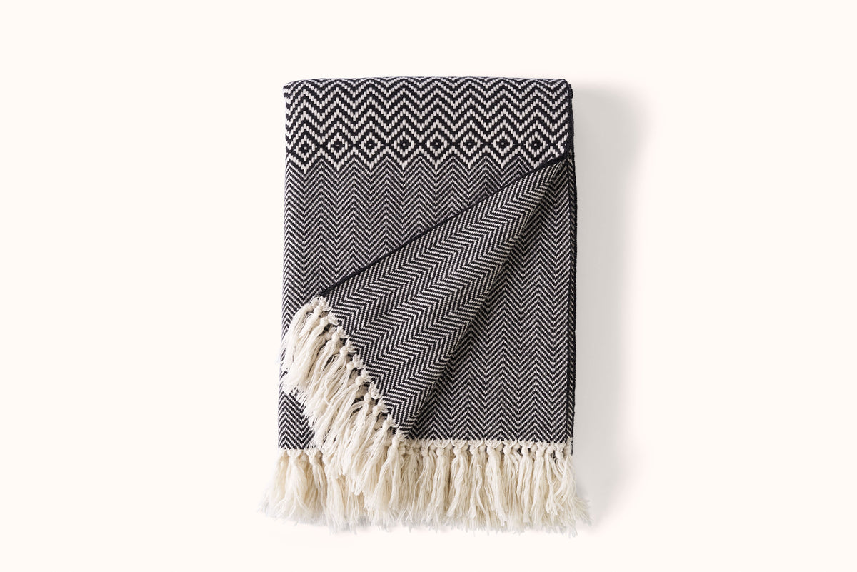 ALONPI BLACK AND ECRU GEOMETRIC PATTERN CASHMERE THROW