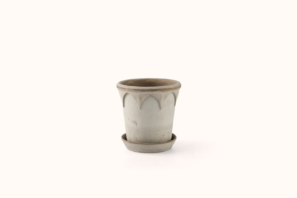 BERGS POTTER GREY TERRACOTTA ELIZABETH POT AND SAUCER