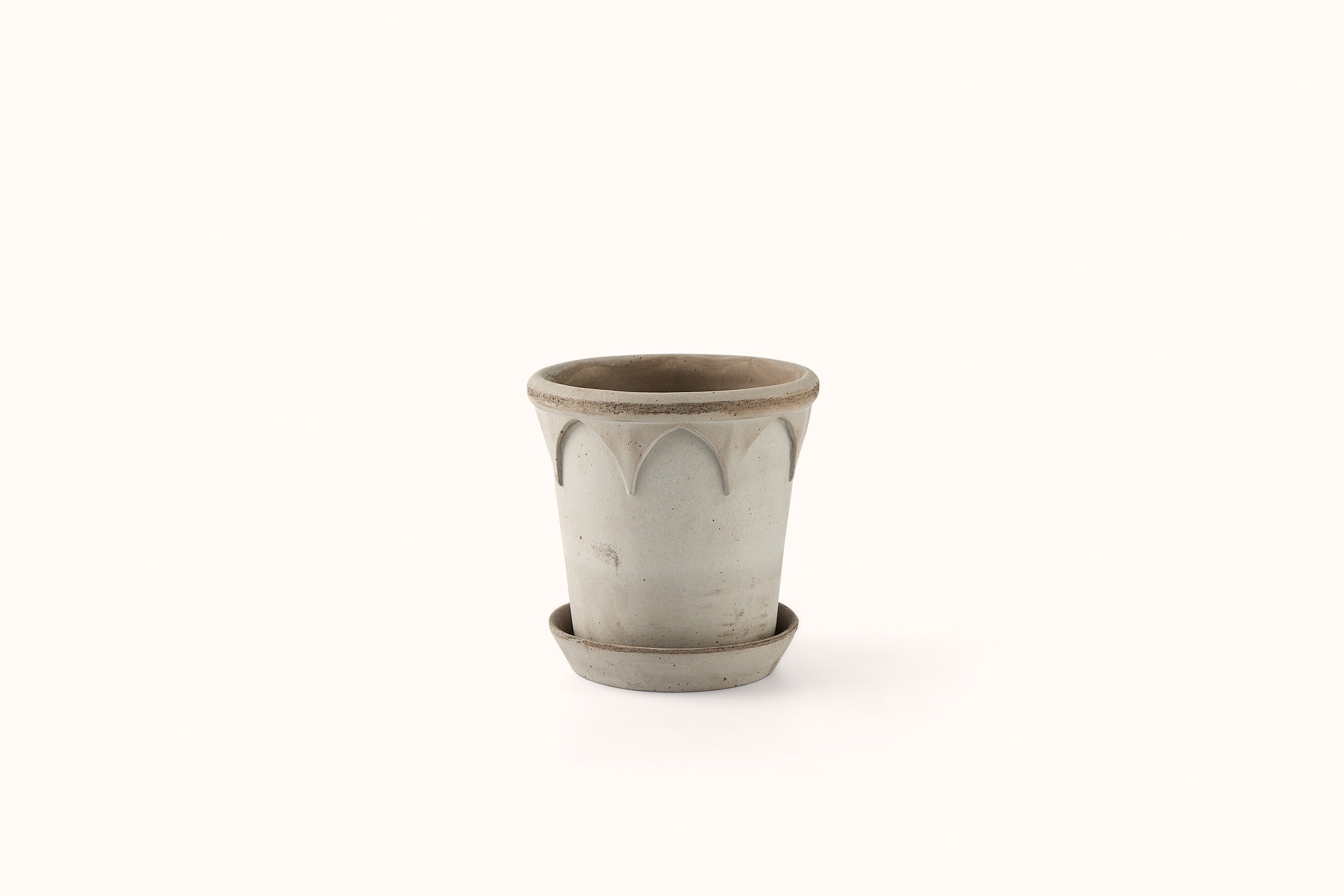 BERGS POTTER GREY TERRACOTTA ELIZABETH POT AND SAUCER