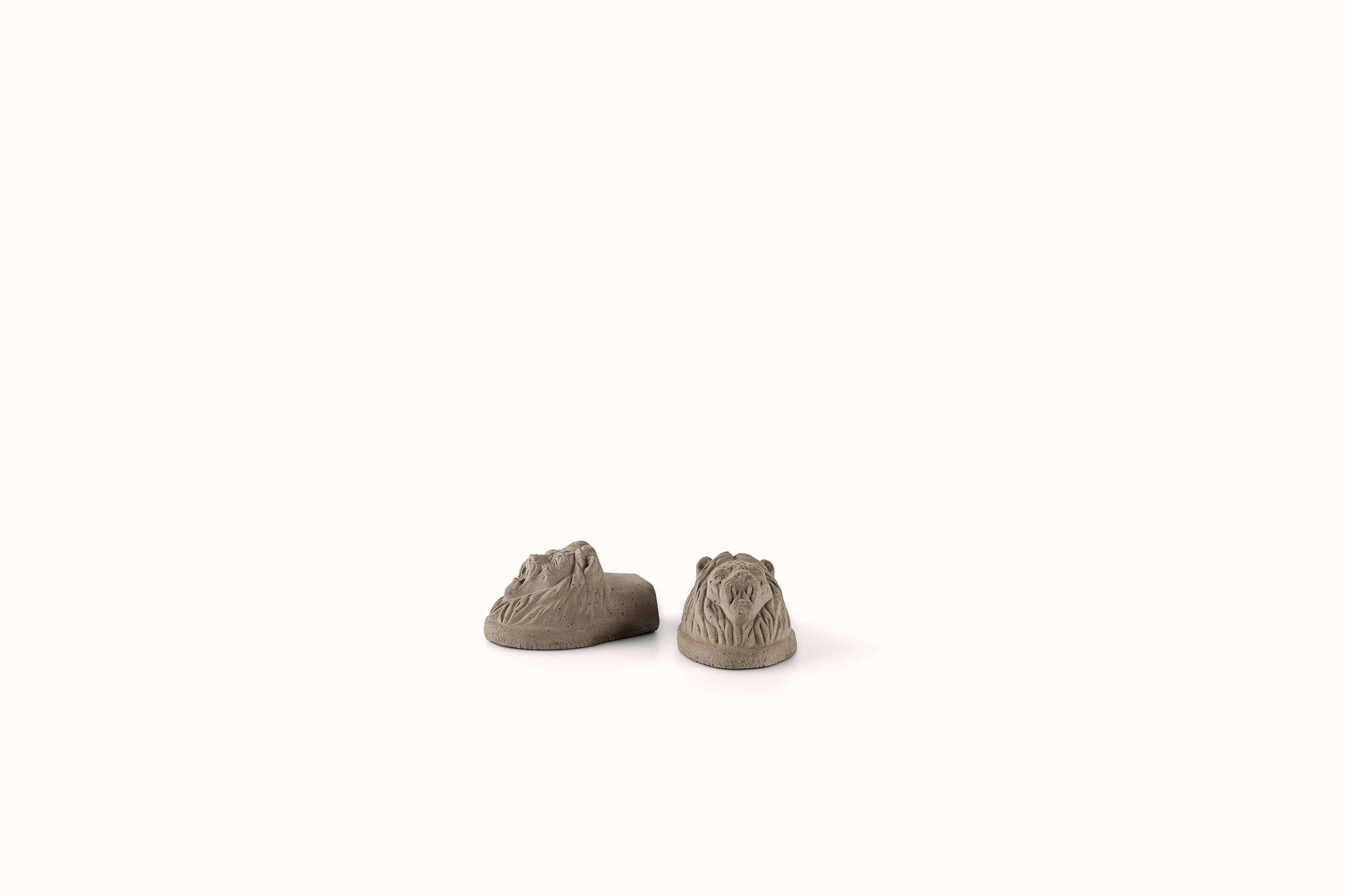BERGS POTTER GREY TERRACOTTA LIONS HEAD PLANTER FOOT