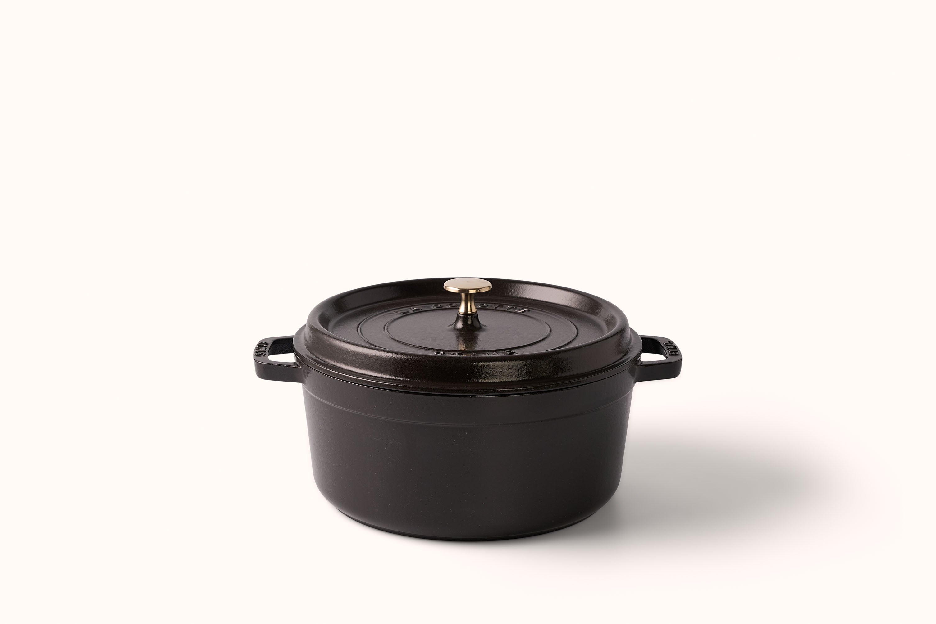 STAUB 5.5 QT. ROUND DUTCH OVEN - MATTE BLACK