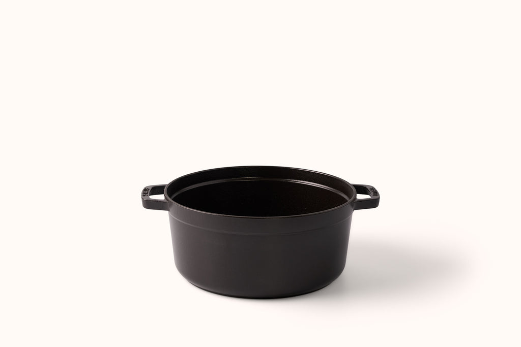 STAUB 5.5 QT. ROUND DUTCH OVEN - MATTE BLACK