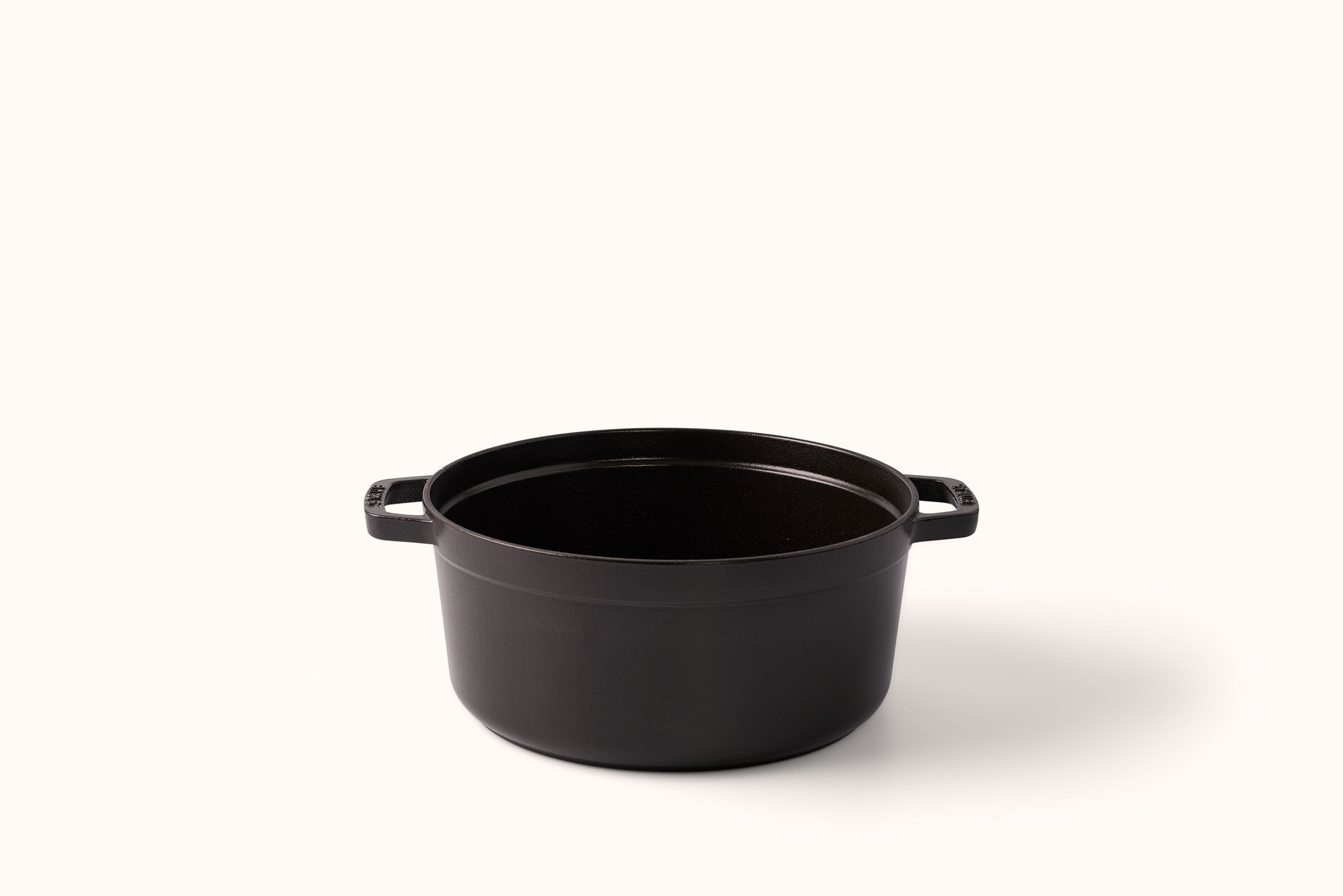 STAUB 5.5 QT. ROUND DUTCH OVEN - MATTE BLACK