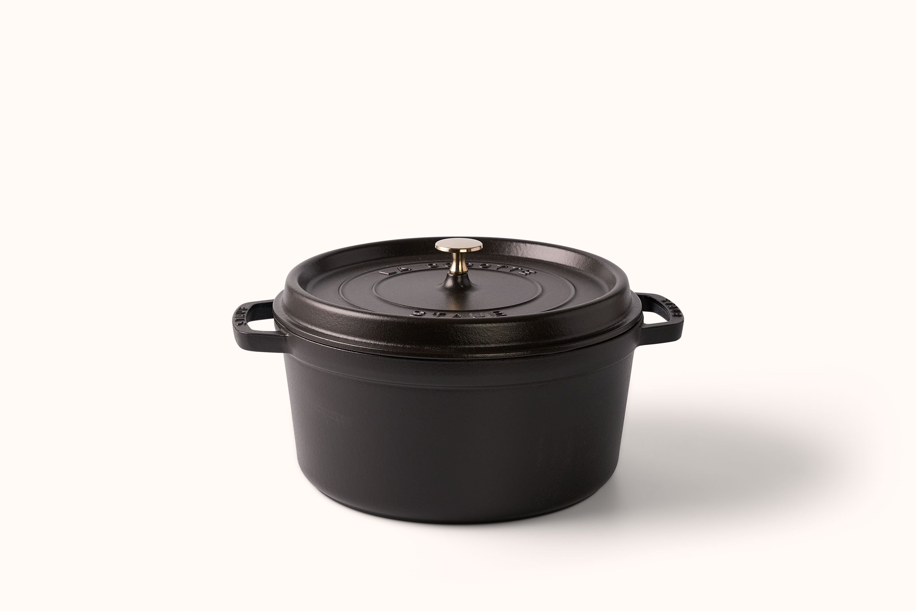 STAUB 7 QT. ROUND DUTCH OVEN - MATTE BLACK