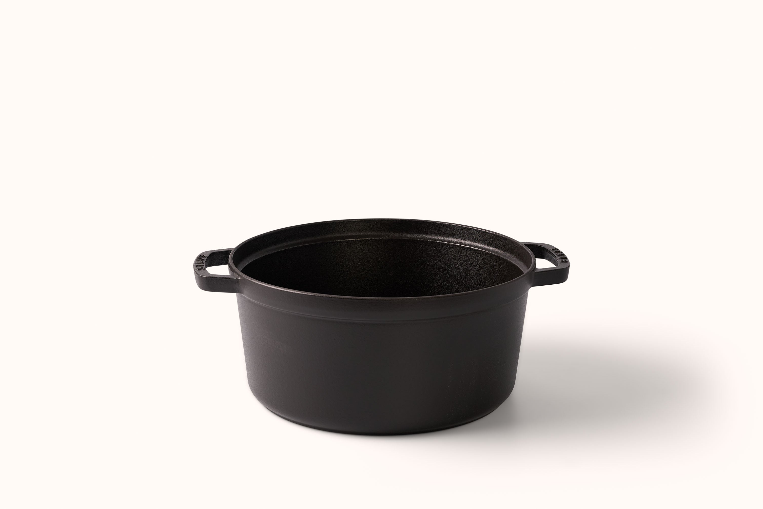 STAUB 7 QT. ROUND DUTCH OVEN - MATTE BLACK
