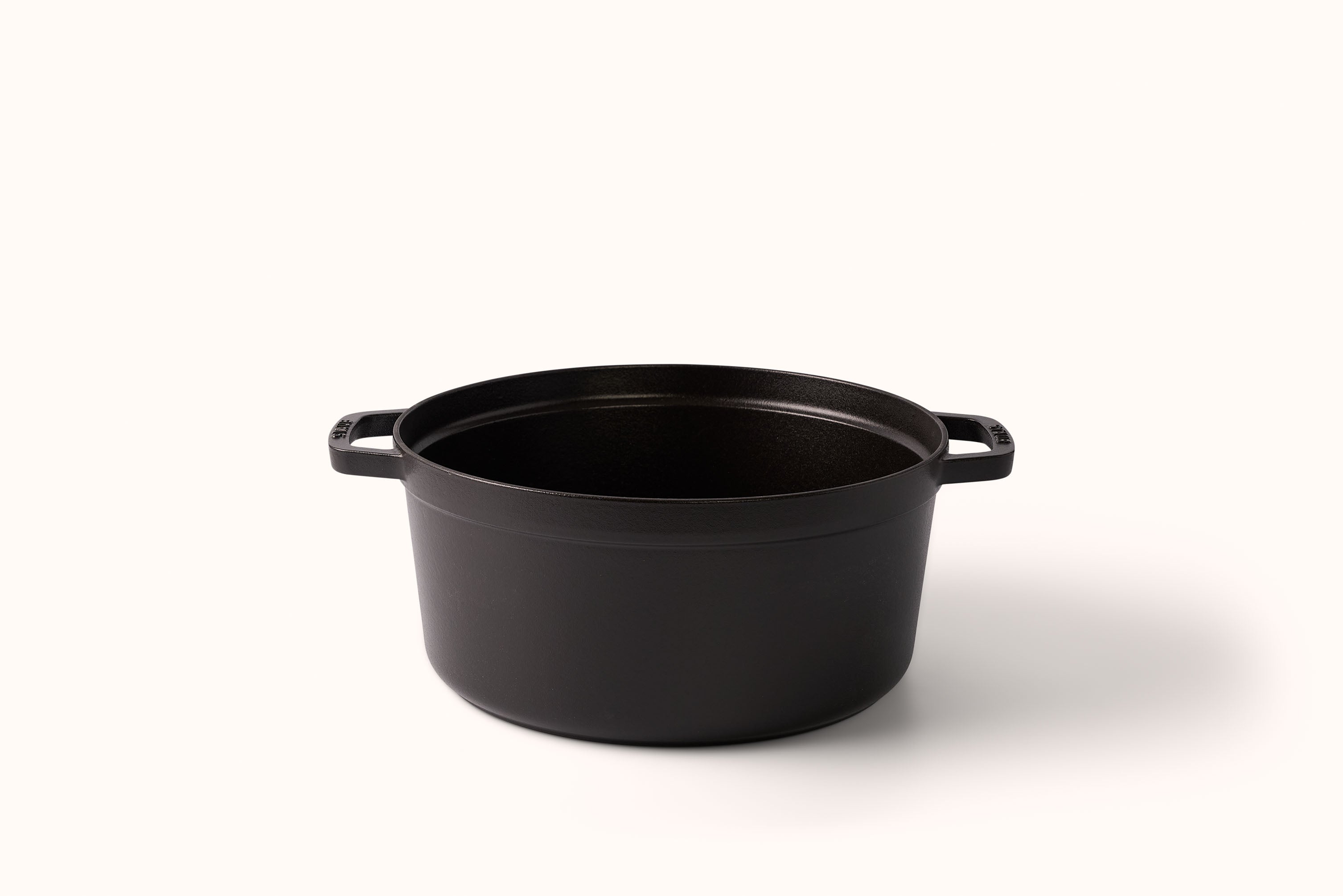 STAUB 9 QT. ROUND DUTCH OVEN - MATTE BLACK